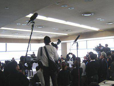 Meeting a crowd of reporters with cameras