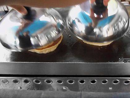 ホットケーキ焼き機 調理風景