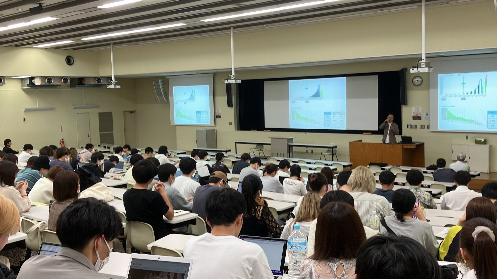 駒澤大学　　報告の様子