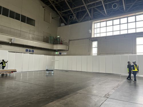 競技大会用の控室をパネルで仕切って設営