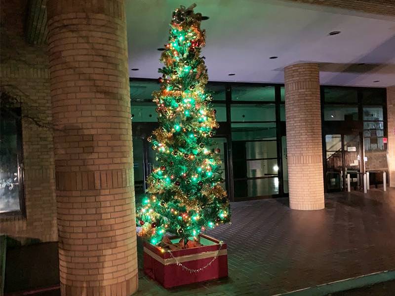 クリスマス会で大型クリスマスツリーを使用