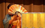 日本舞踊の発表会で金屏風を使用