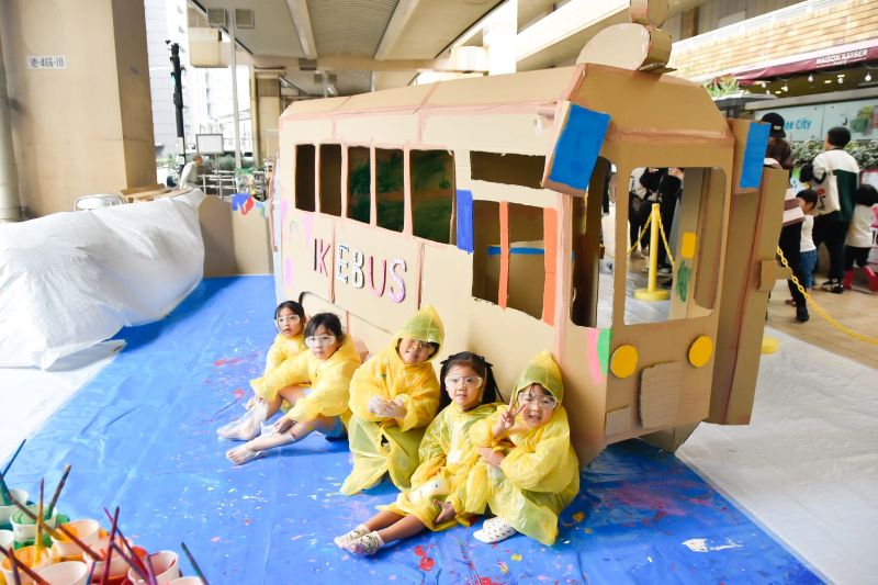 巨大造形ペインティング 子どもたちと記念撮影