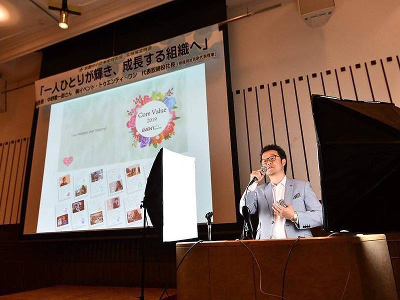 京都中小企業家同友会　北地域会例会　会場でスピーチ中の写真