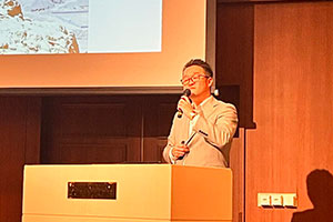 基調報告の様子