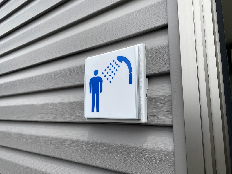 シャワー用トレーラーハウス（4室タイプ）の男性用シャワー表示