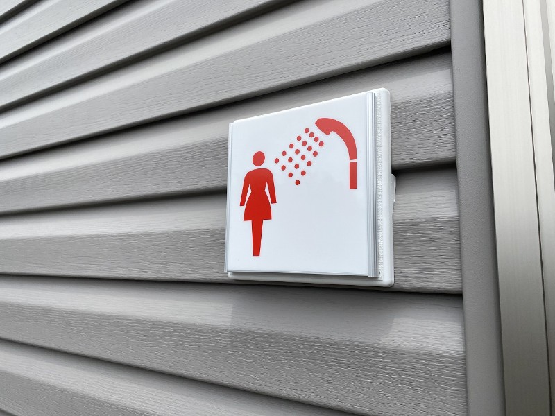 シャワー用トレーラーハウス（4室タイプ）の女性用シャワー表示