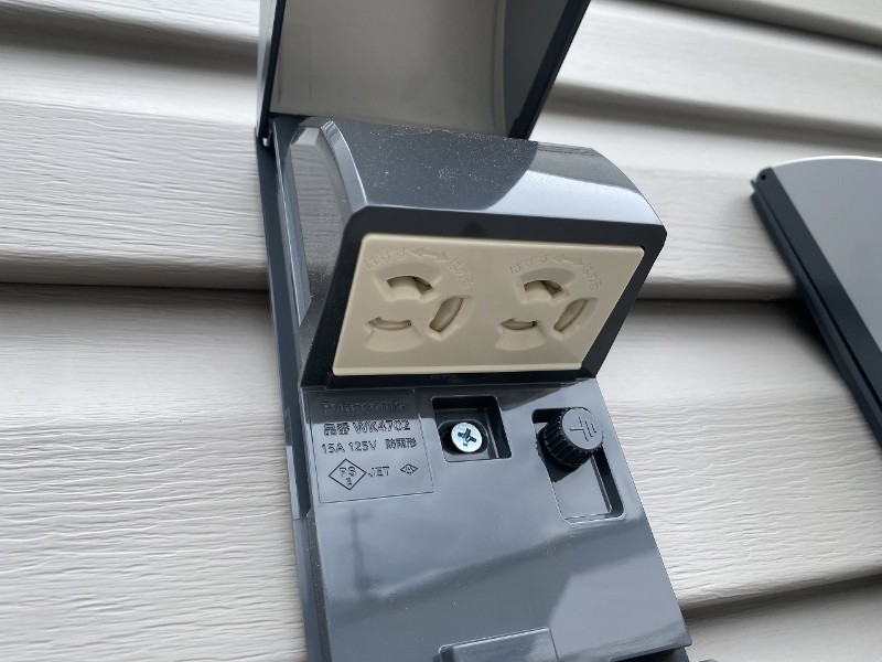 シャワー用トレーラーハウス（4室タイプ）の外部電源コンセント