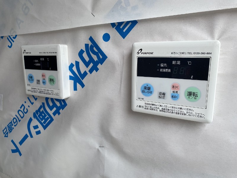 シャワー用トレーラーハウス（4室タイプ）の給湯設備操作リモコン