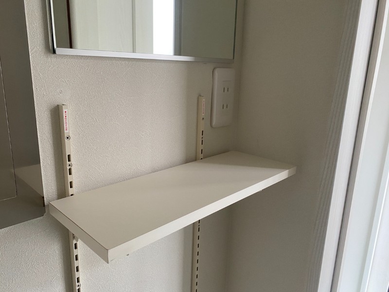 シャワー用トレーラーハウス（4室タイプ）の鏡下に設置された棚