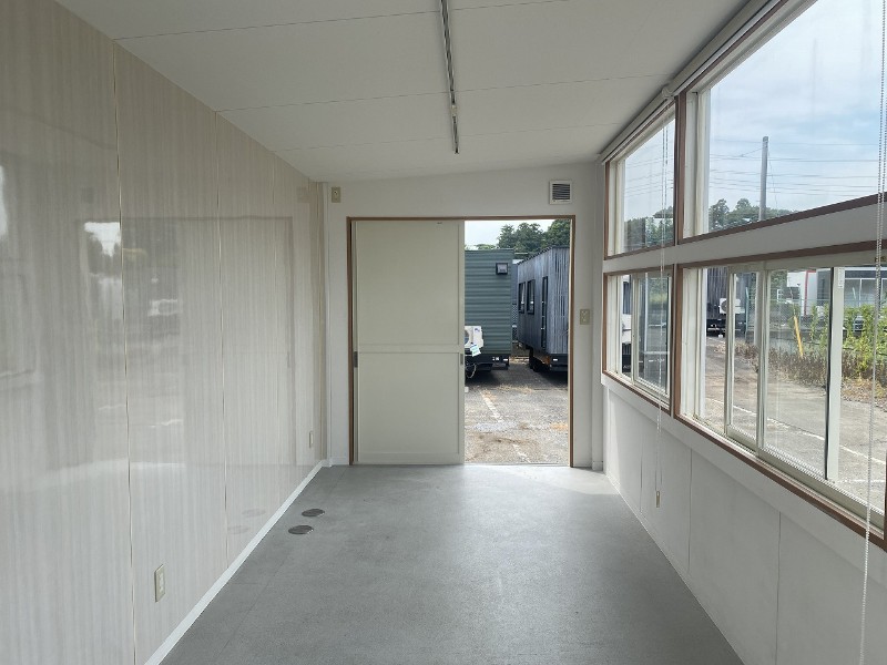 店舗・受付用トレーラーハウス（引き違い戸タイプ）の室内全景と引き違い戸