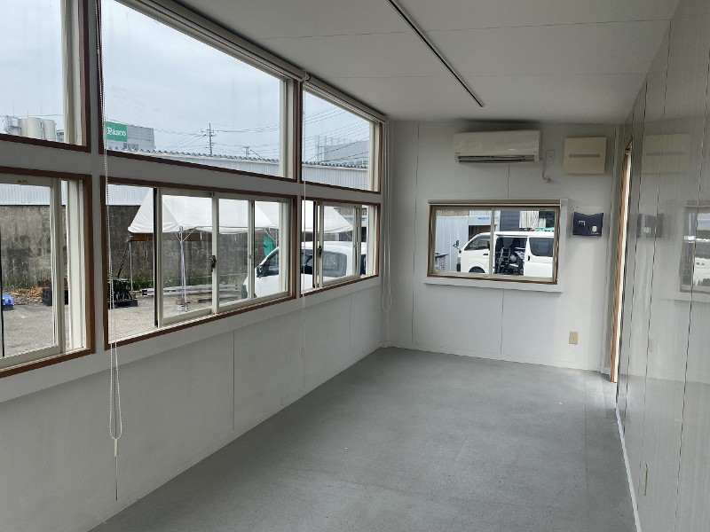 店舗・受付用トレーラーハウス（引き違い戸タイプ）の窓とエアコンを備えた室内