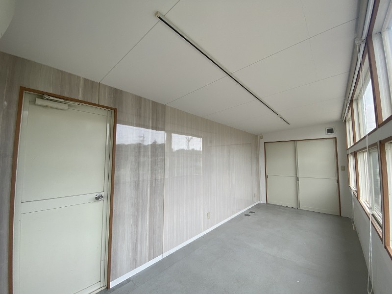 店舗・受付用トレーラーハウス（引き違い戸タイプ）の片開きドアと引き違い戸