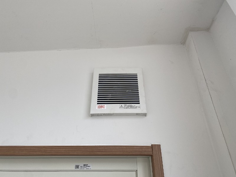 店舗・受付用トレーラーハウス（引き違い戸タイプ）の換気扇