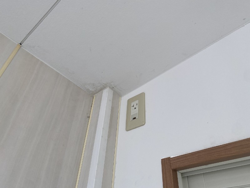 店舗・受付用トレーラーハウス（引き違い戸タイプ）の室内壁面設備