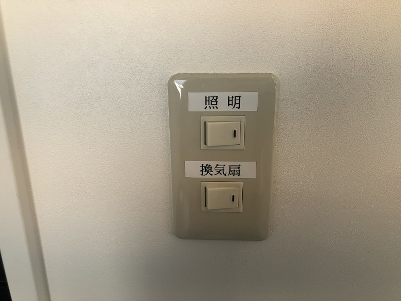 3面ガラス式トレーラーハウス（スリーウィンドウタイプ）のエアコンと分電盤