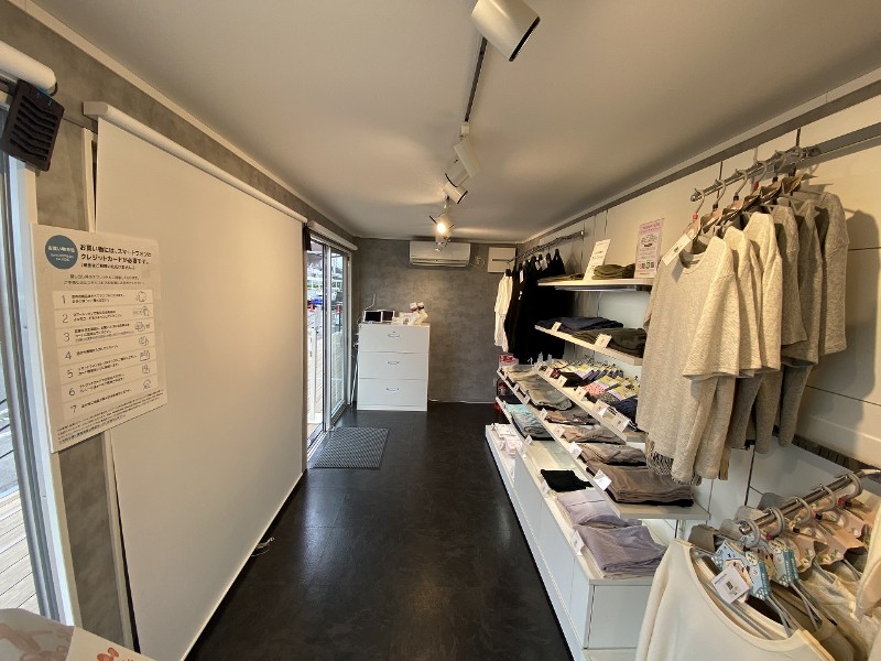 3面窓式トレーラーハウス（鏡面タイプ）の室内全景