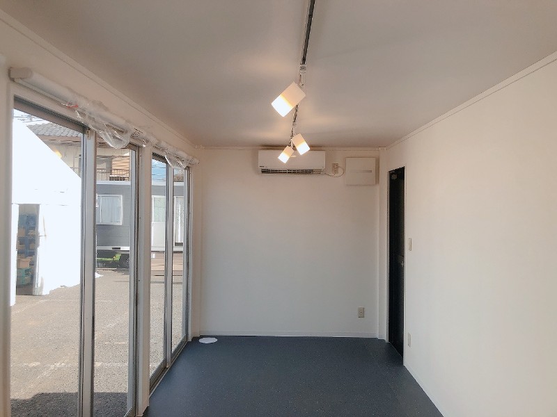 3面窓式トレーラーハウス（鏡面タイプ）の店舗利用時の室内