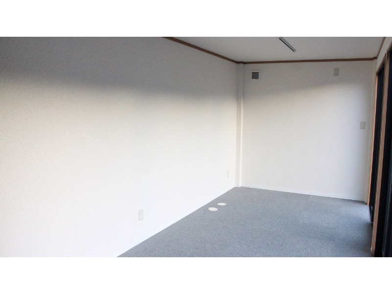 3面窓式トレーラーハウス（鏡面タイプ）の室内全景