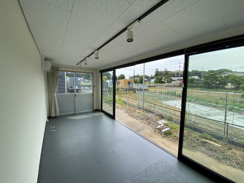 片面大開口窓式トレーラーハウスの大開口窓と室内全景