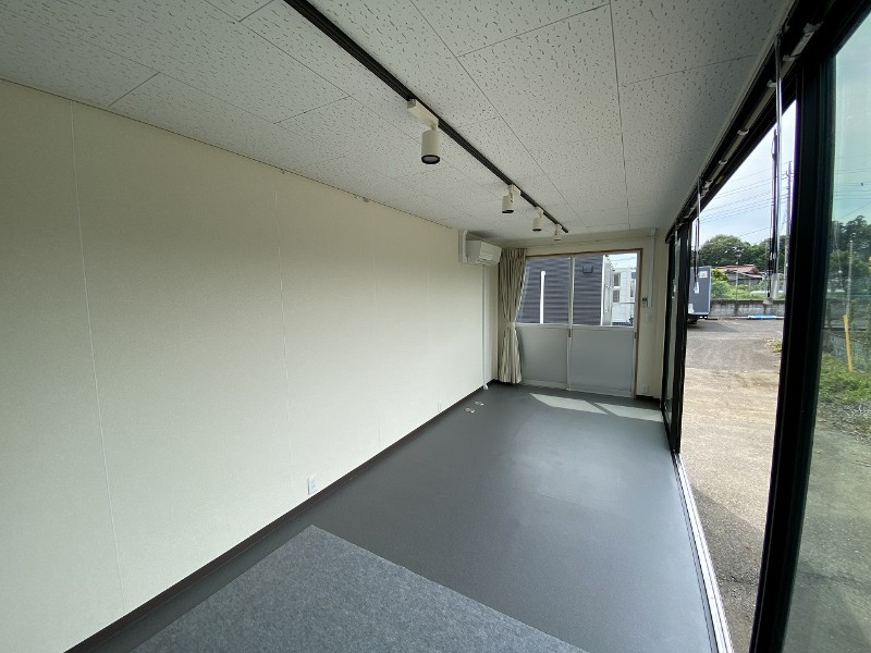 片面大開口窓式トレーラーハウスの室内全景