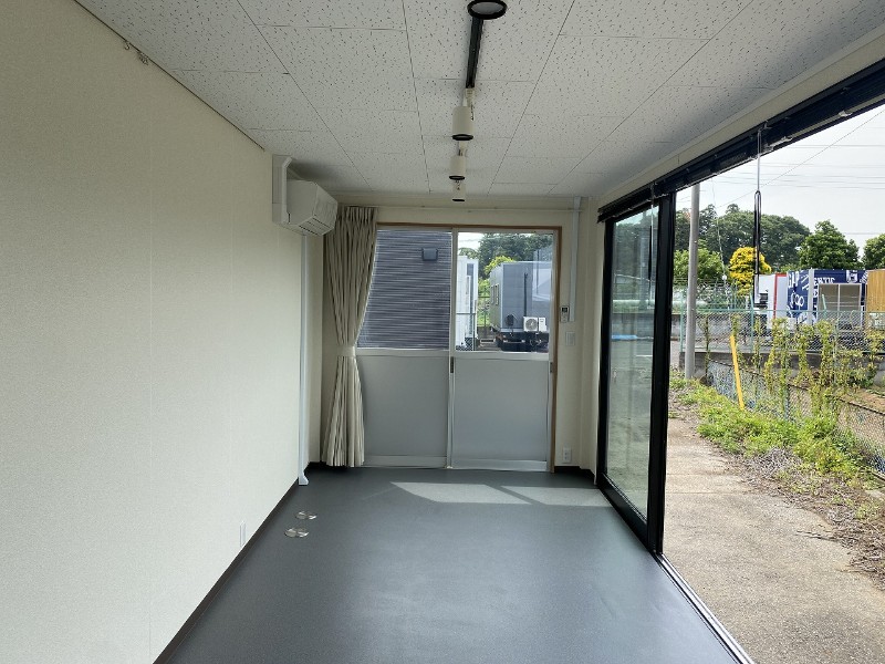 片面大開口窓式トレーラーハウスの室内と出入口