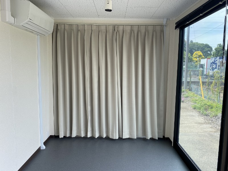 片面大開口窓式トレーラーハウスのカーテン使用時