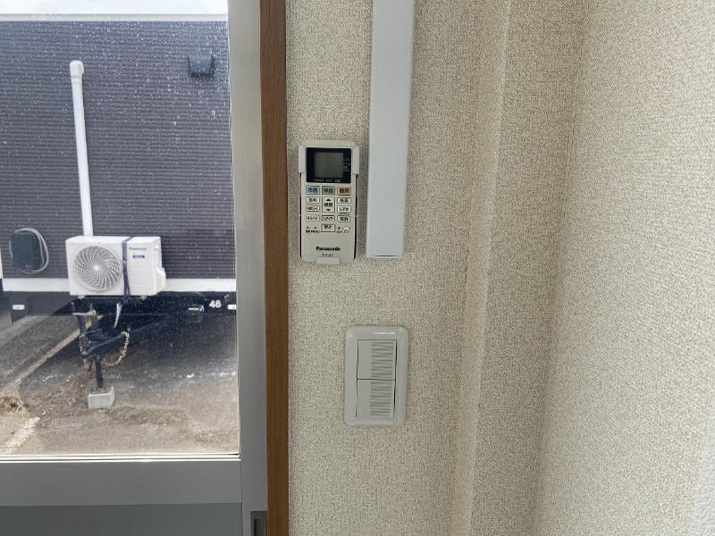 片面大開口窓式トレーラーハウスのエアコンリモコンとスイッチ