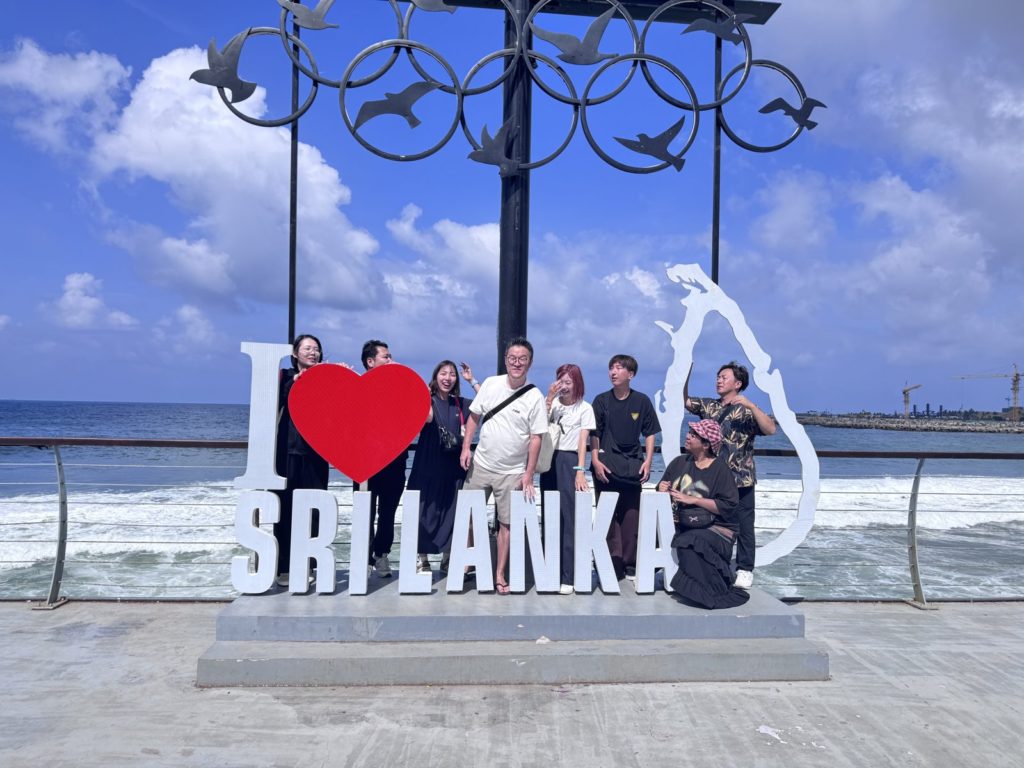 I ♥ SRI LANKAの看板の前で