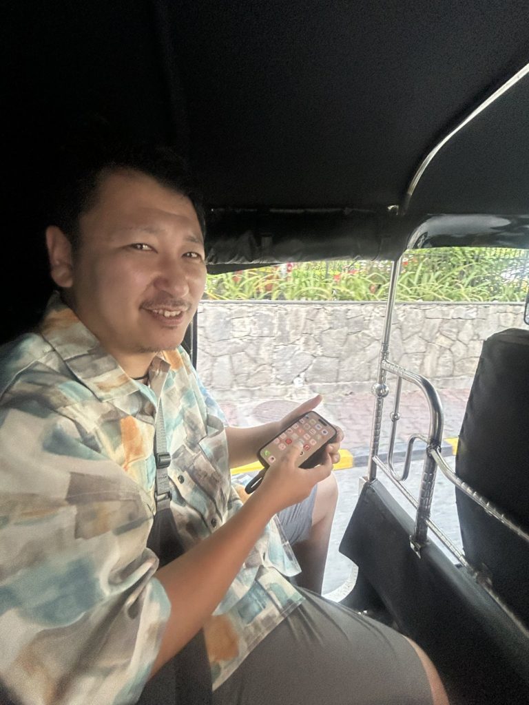 トゥクトゥク作戦の車内